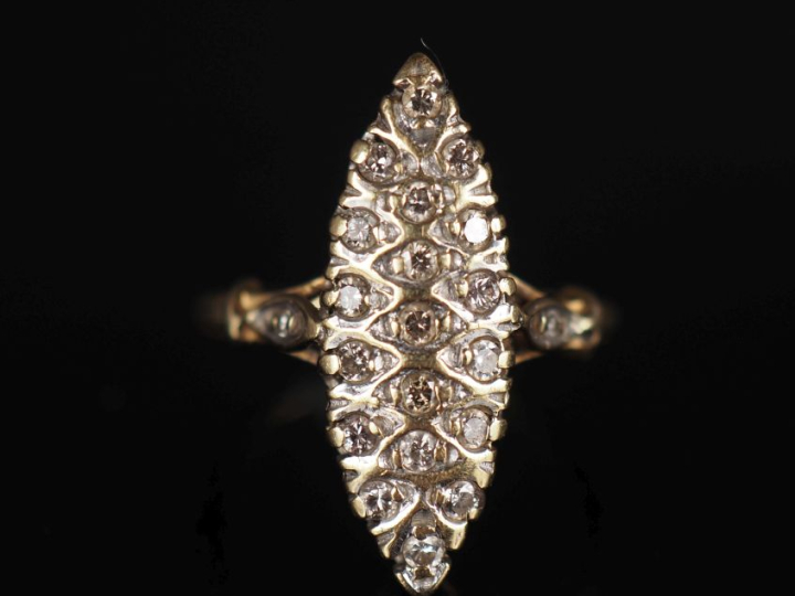 Bague de forme marquise en or jaune 750, sertie d'un pavage de petits 