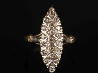 Vente aux enchères Bague de forme marquise en or jaune 750, sertie d'un pavage de petits 