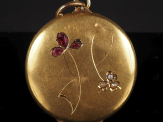 Vente aux enchères Pendentif porte-photo rond en or jaune 750, à décor gravé et agrémenté