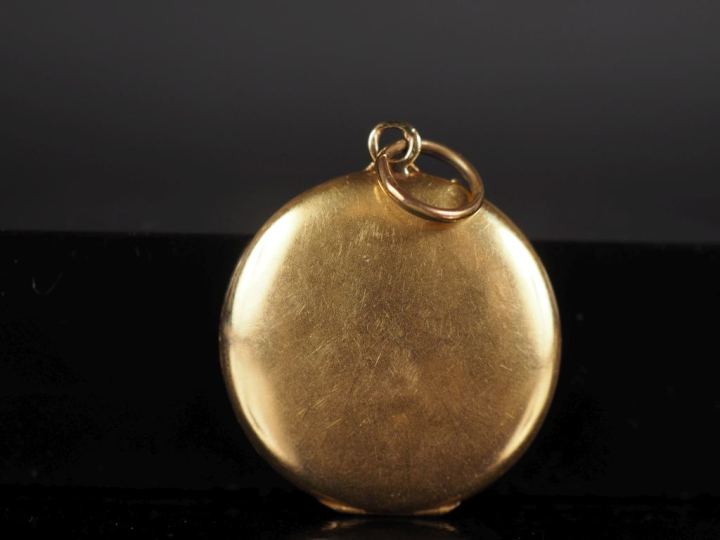Pendentif porte-photo rond en or jaune 750, à décor gravé et agrémenté