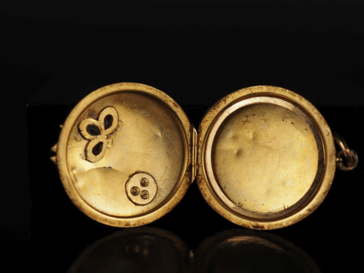 Pendentif porte-photo rond en or jaune 750, à décor gravé et agrémenté