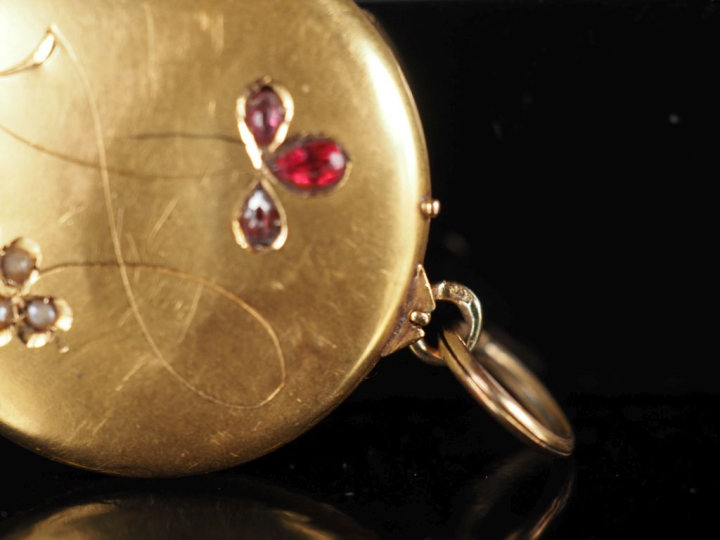 Pendentif porte-photo rond en or jaune 750, à décor gravé et agrémenté
