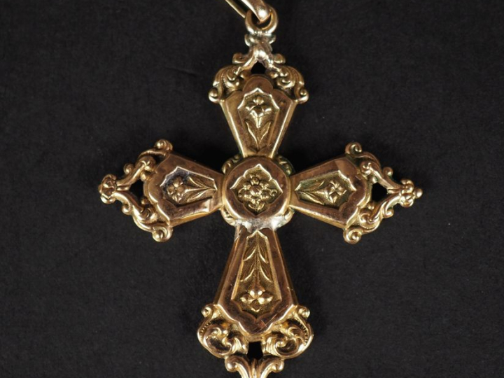 Pendentif en forme de croix en or jaune 750, à décor de fleurs et rinc