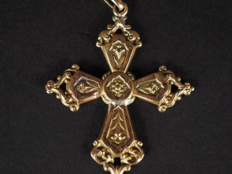 Vente aux enchères Pendentif en forme de croix en or jaune 750, à décor de fleurs et rinc