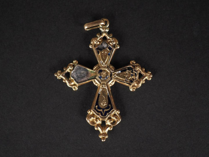 Pendentif en forme de croix en or jaune 750, à décor de fleurs et rinc