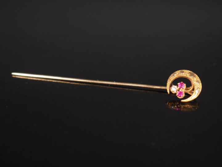 Epingle à cravate en or jaune 750, à décor d'un croissant de lune agré