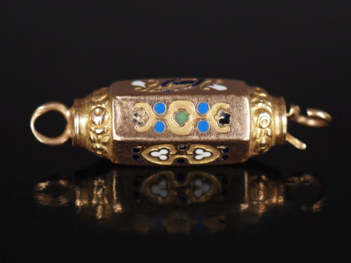 Ravissant fermoir en or jaune 750, à décor rehaussé d'émail polychrome