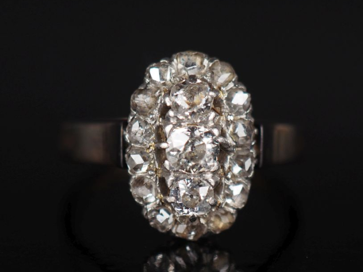 Petite bague de forme marquise en or jaune 750 et platine, sertie de t