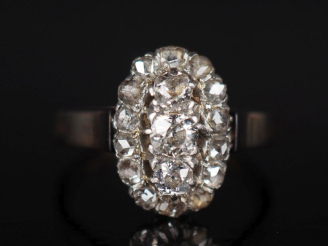 Vente aux enchères Petite bague de forme marquise en or jaune 750 et platine, sertie de t