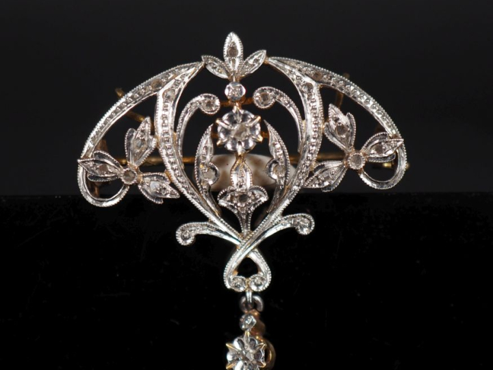 Broche 1900 de style Louis XVI en or jaune 750, à décor ajouré de feui