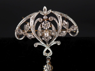 Vente aux enchères Broche 1900 de style Louis XVI en or jaune 750, à décor ajouré de feui