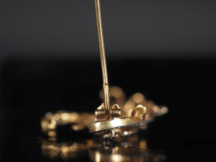 Broche 1900 de style Louis XVI en or jaune 750, à décor ajouré de feui