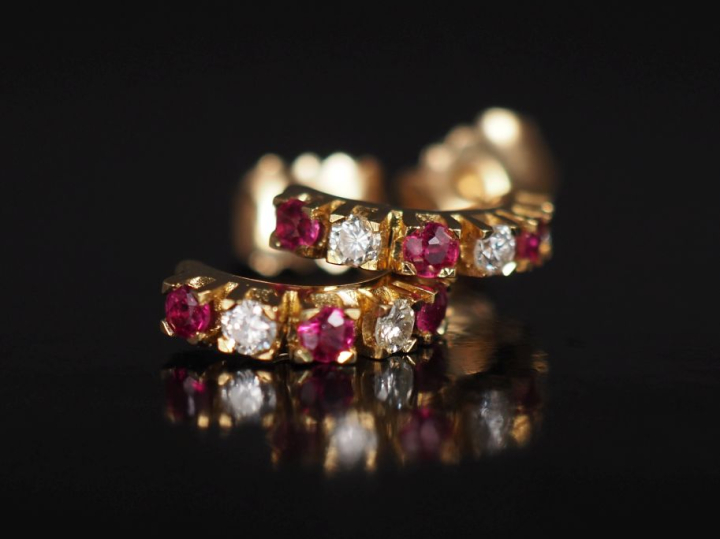 Paire de demi-créoles en or jaune 750, serties de petits diamants et p