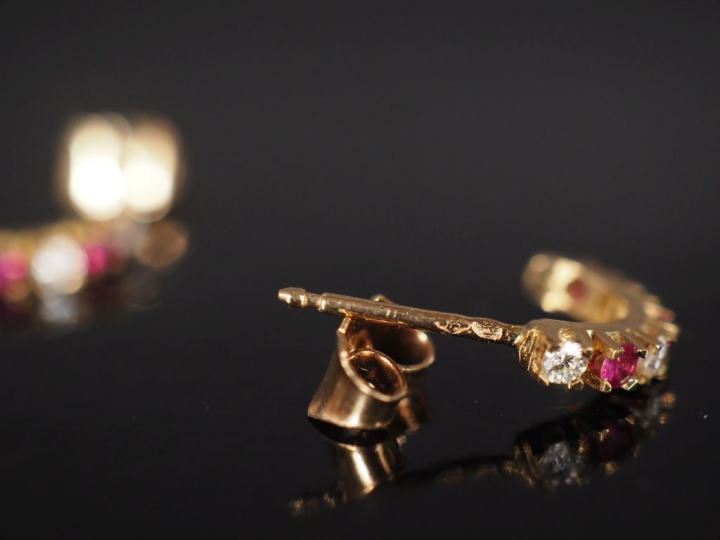 Paire de demi-créoles en or jaune 750, serties de petits diamants et p