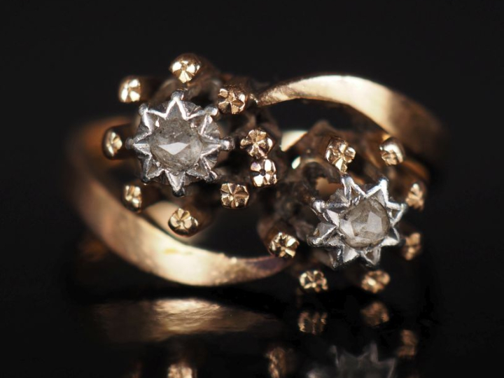 Bague dite "Toi   Moi" en or jaune 750, à décor d'étoiles serties en l
