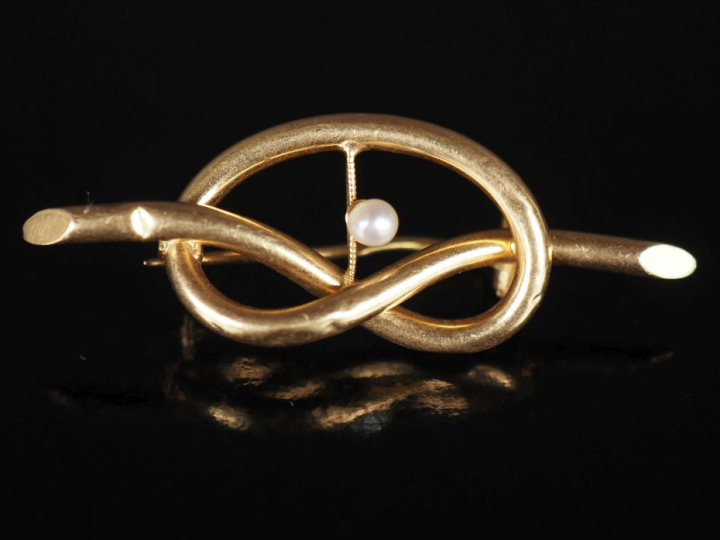 Broche Napoléon III en or jaune 750, en forme de nœud et agrémentée en