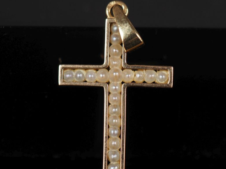 Pendentif en forme de croix en or jaune 750, sertie de petites perles 