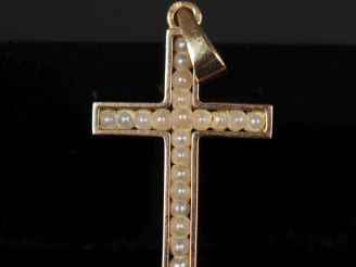 Vente aux enchères Pendentif en forme de croix en or jaune 750, sertie de petites perles 
