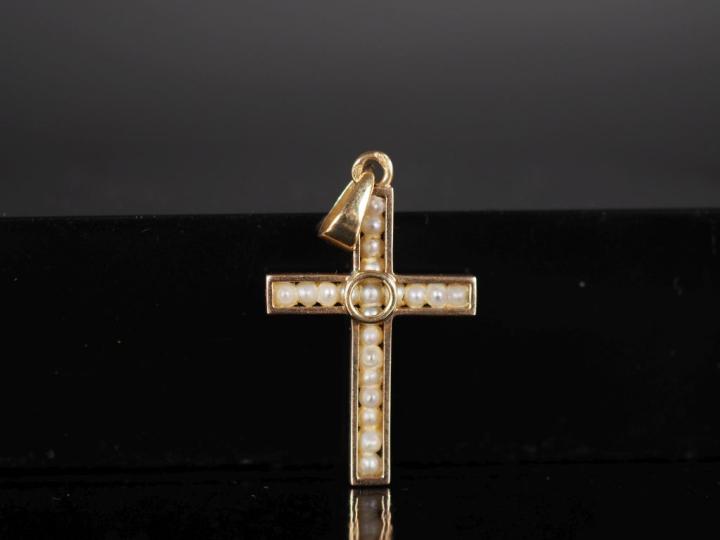 Pendentif en forme de croix en or jaune 750, sertie de petites perles 
