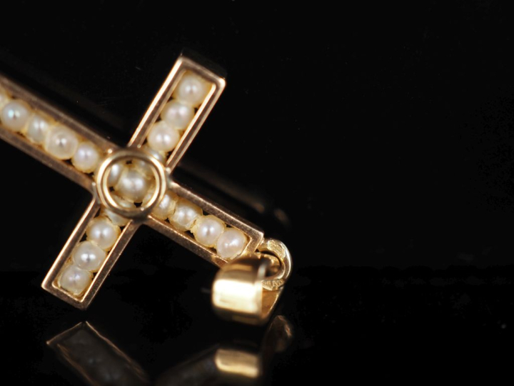 Pendentif en forme de croix en or jaune 750, sertie de petites perles 