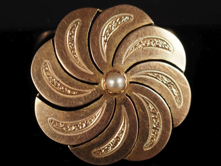 Broche en or jaune 750 en forme de fleur épanouie, sertie en son centr