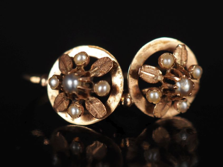 Paire de perces oreilles Napoléon III en or jaune 750, à décor de fleu