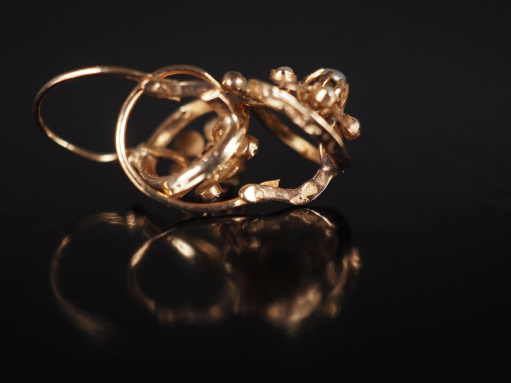 Paire de perces oreilles Napoléon III en or jaune 750, à décor de fleu