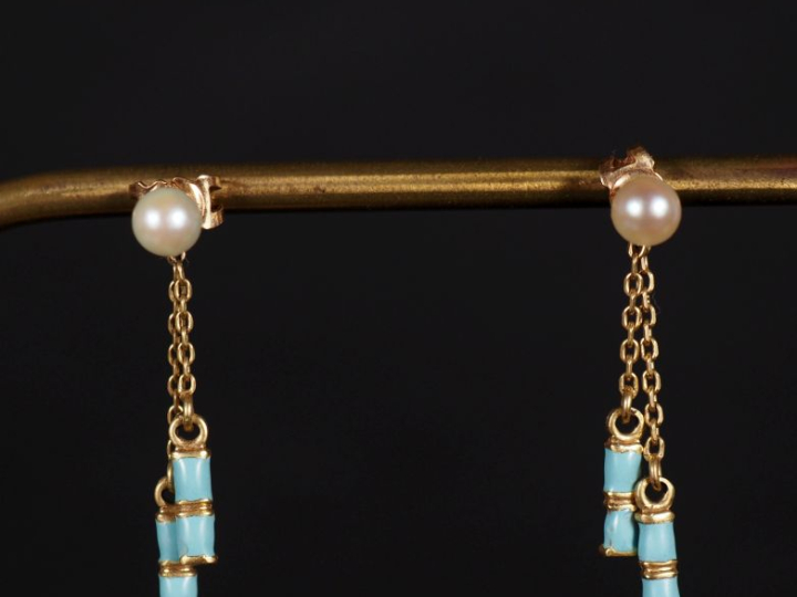 Paire de puces d'oreilles en or jaune 750, serties d'une perle blanche