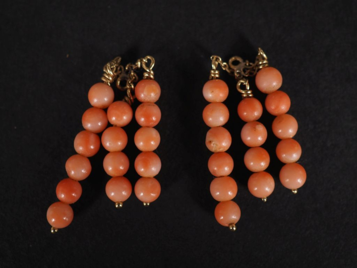 Paire de puces d'oreilles en or jaune 750, serties d'une perle blanche