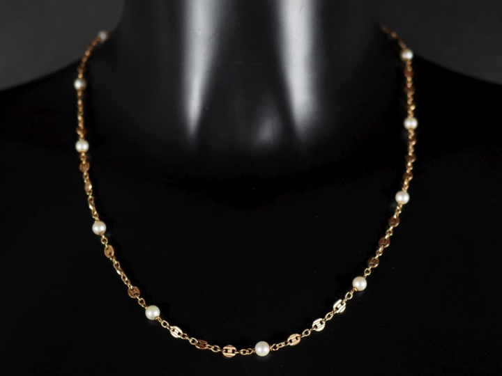 Collier souple en or jaune 750, agrémenté de perles blanches.  Long. 5