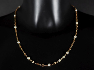 Vente aux enchères Collier souple en or jaune 750, agrémenté de perles blanches.  Long. 5
