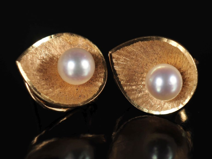Paire de perces oreilles en or jaune 750 en forme de feuille, sertis e