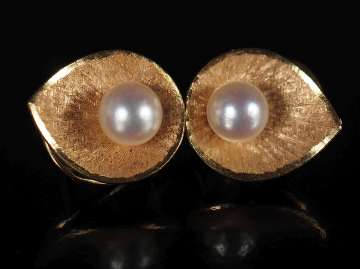 Paire de perces oreilles en or jaune 750 en forme de feuille, sertis e