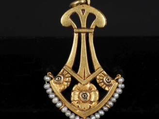 Vente aux enchères Ravissant petit pendentif de style Art Nouveau en or jaune 750, à déco