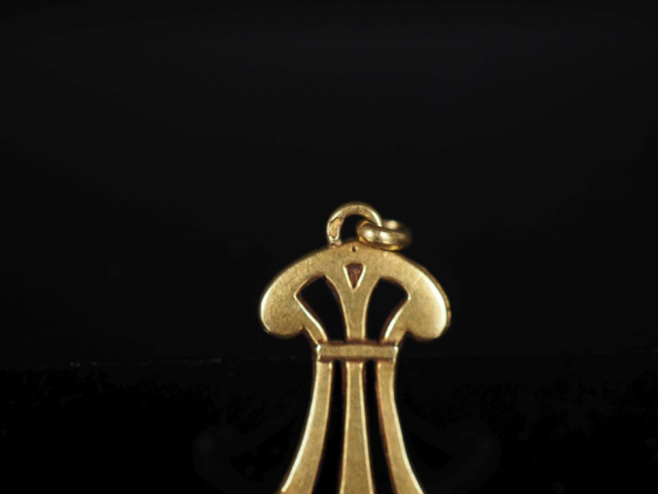 Ravissant petit pendentif de style Art Nouveau en or jaune 750, à déco