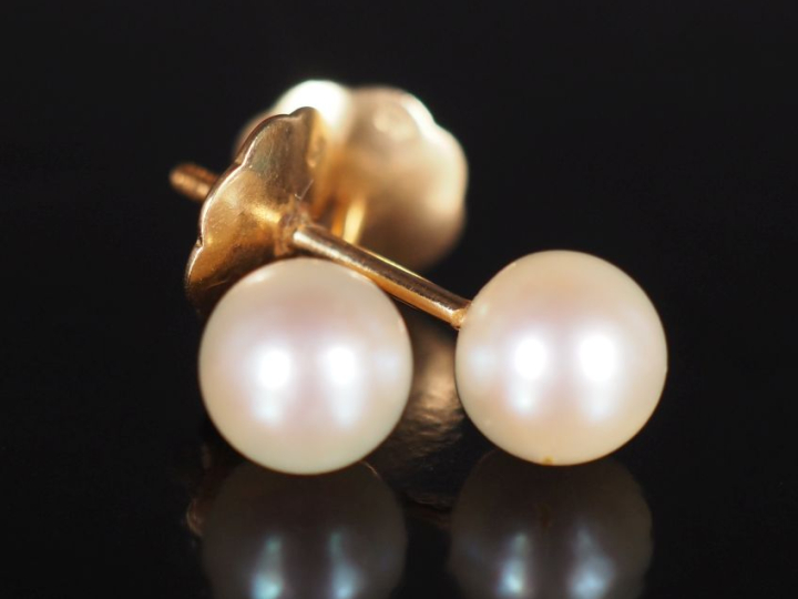 Paire de puces d'oreilles en or jaune 750, serties d'une perle blanche