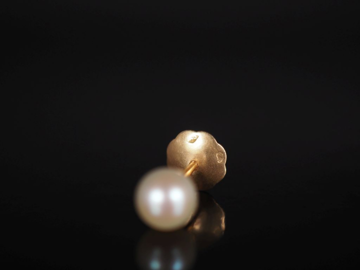 Paire de puces d'oreilles en or jaune 750, serties d'une perle blanche