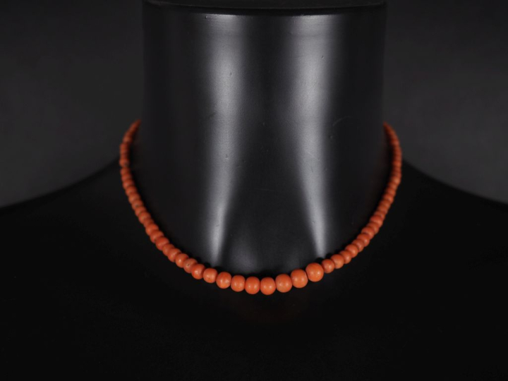 Collier de perles de corail disposées en chute.  Fermoir en or jaune 7