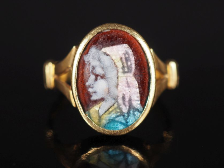 Bague en or jaune 750, sertie en son centre d'un émail polychrome figu
