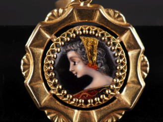Vente aux enchères Joli pendentif en or jaune 750, à décor de rosaces sur le pourtour et 