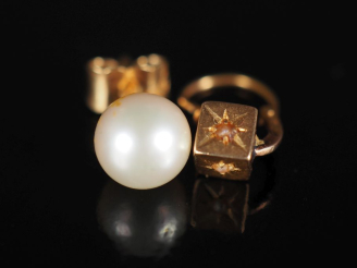 Vente aux enchères Ensemble comprenant :  - un perce oreille Napoléon III en or jaune 750