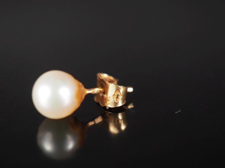 Ensemble comprenant :  - un perce oreille Napoléon III en or jaune 750