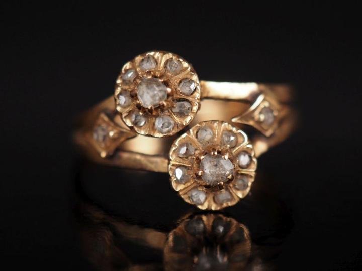 Bague en or jaune 750, composée de deux motifs en forme de fleure sert
