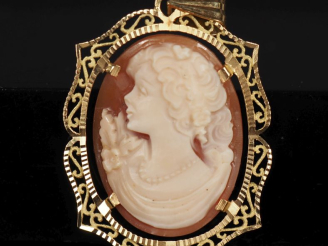 Vente aux enchères Pendentif en or jaune 750, à décor ajouré et filigrané et serti en son