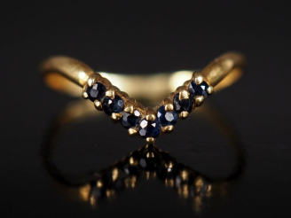 Vente aux enchères Petite bague de forme stylisée en or jaune 750, sertie d'une ligne de 