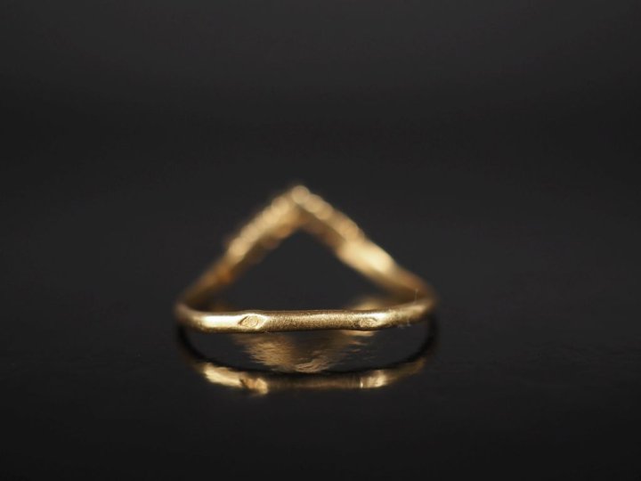Petite bague de forme stylisée en or jaune 750, sertie d'une ligne de 