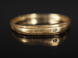 Vente aux enchères Petite bague jonc en or jaune 750, sertie en son centre d'une pierre. 