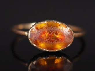 Vente aux enchères Petite bague en or jaune 585, ornée en son centre d'une pierre orangée