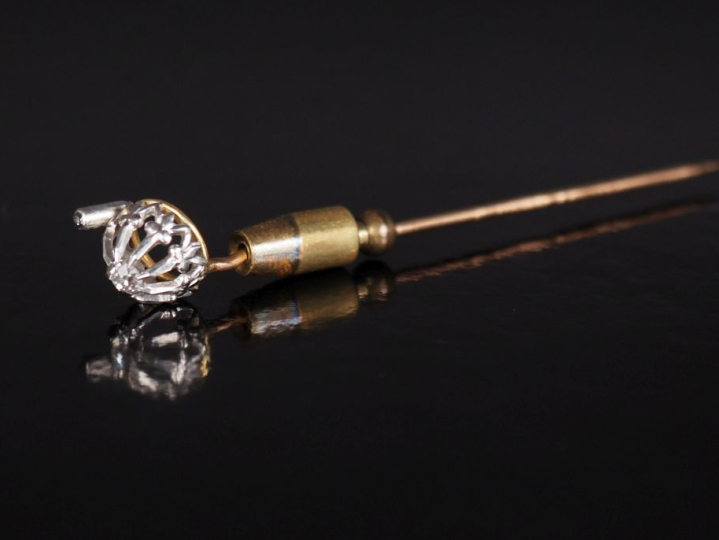 Petite bague en or jaune 585, ornée en son centre d'une pierre orangée