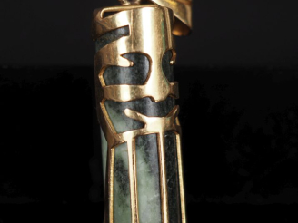 Vente aux enchères Pendentif cylindrique en or jaune 750, à décor ajouré et serti de pier